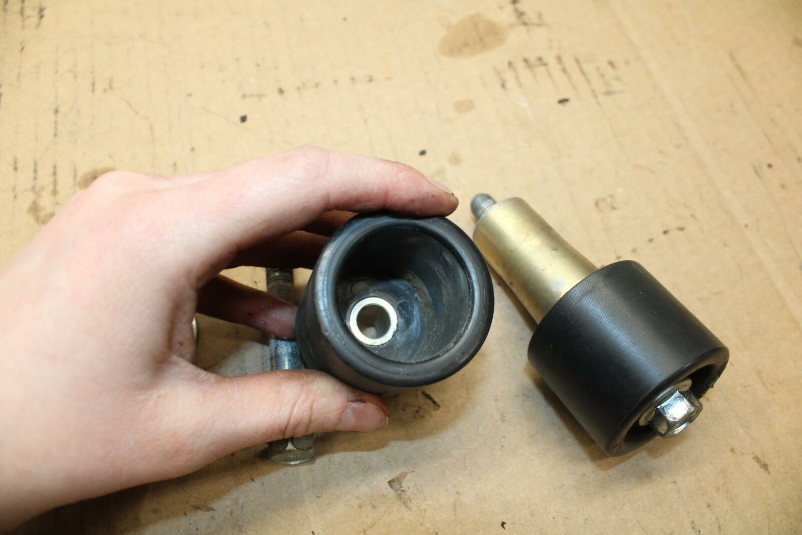 01 SUZUKI GSXR1000 FRAME SLIDERS SET BB155b