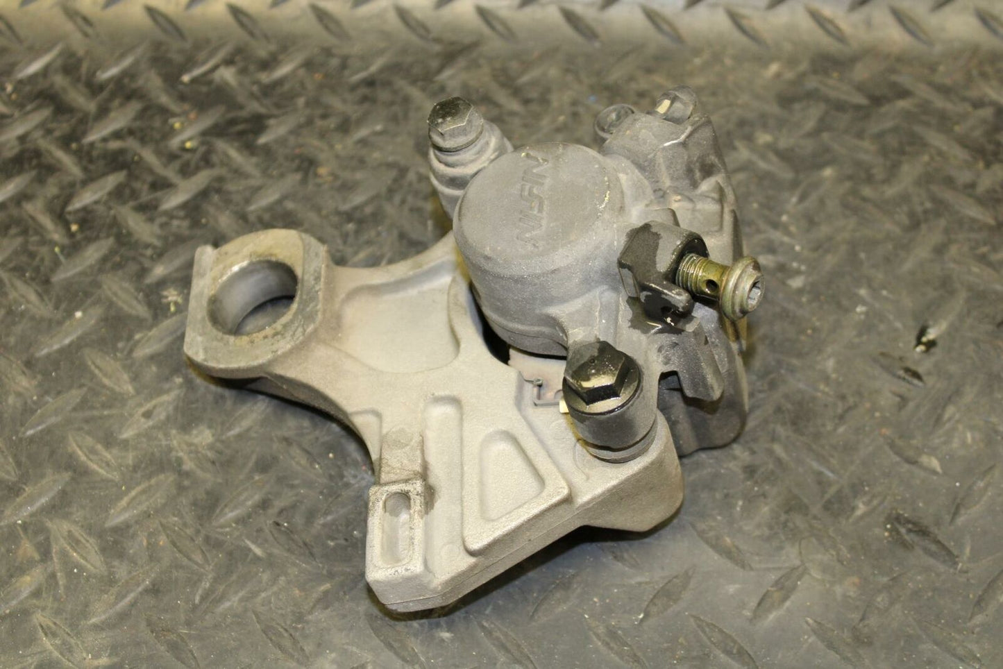 01-06 YAMAHA YZF R6S REAR BACK BRAKE CALIPER W MOUNT BRACKET BB169