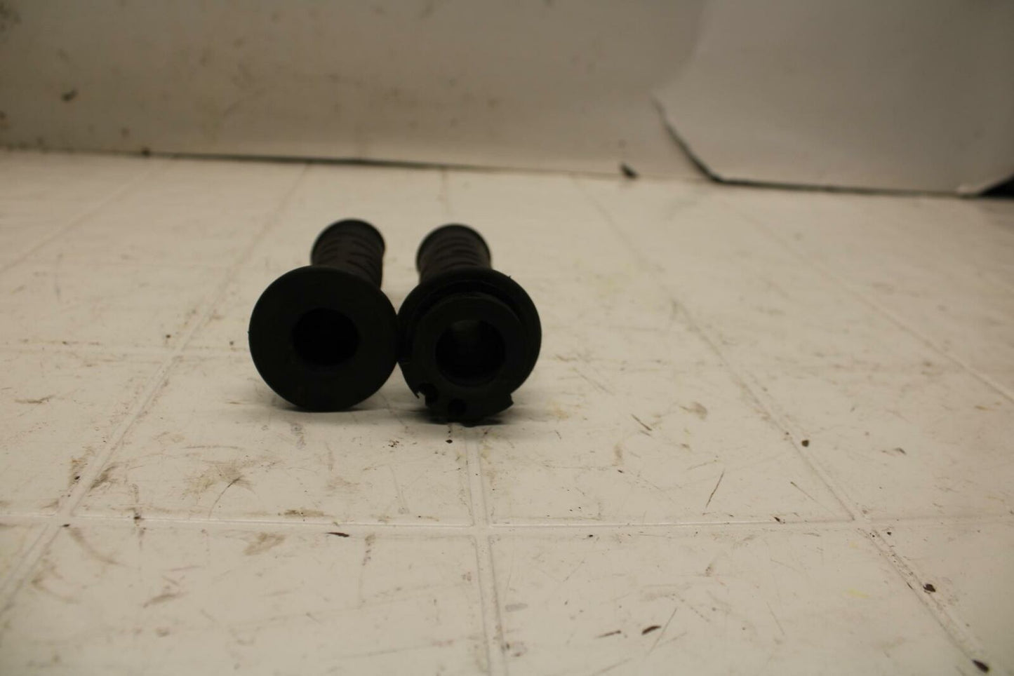 01-05 YAMAHA FZS1000 RIGHT THROTTLE GRIP BB10