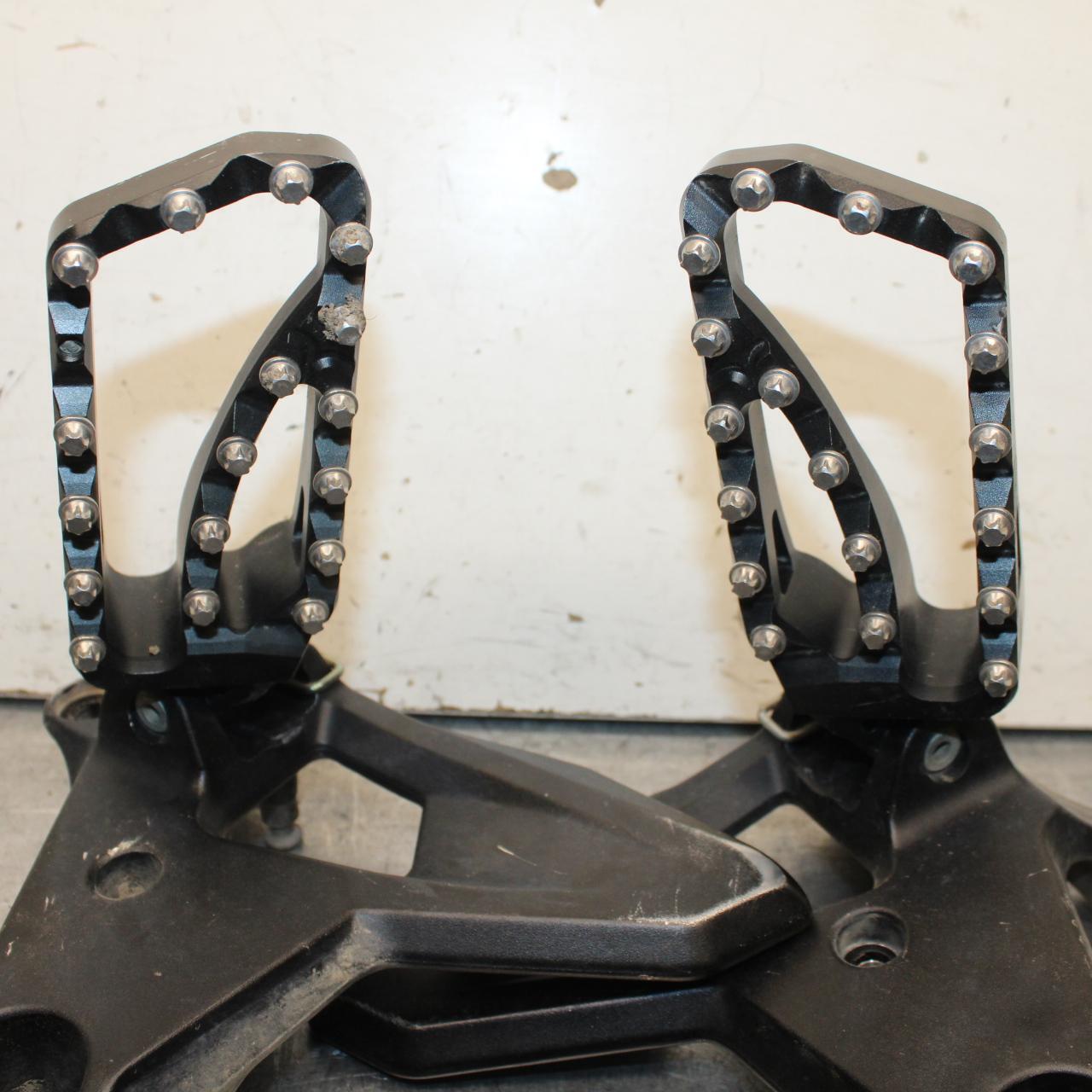 21-23 KTM 890 ADVENTURE ALTRIDER LEFT RIGHT FOOT RESTS PEGS BB629