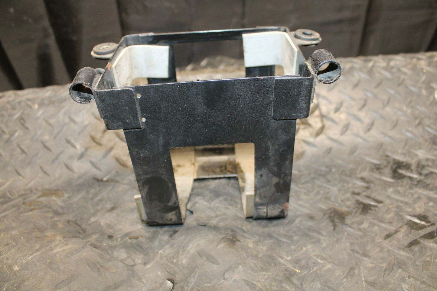 86 SUZUKI GS750ES BATTER TRAY BOX HOLDER BB233