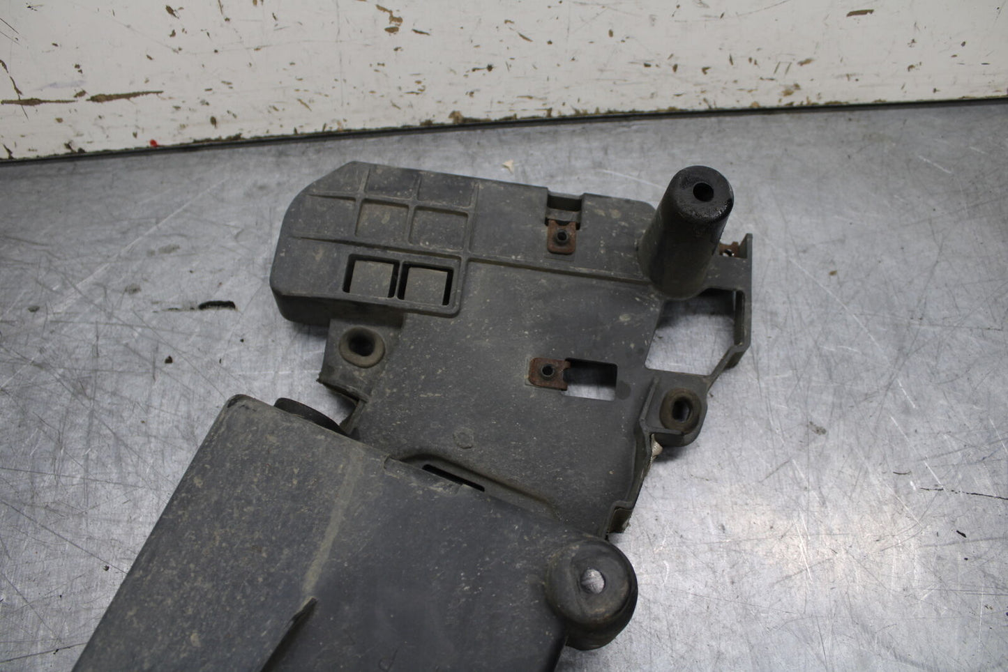 99-00 YAMAHA V STAR 1100 BATTERY TRAY BOX HOLDER BB711