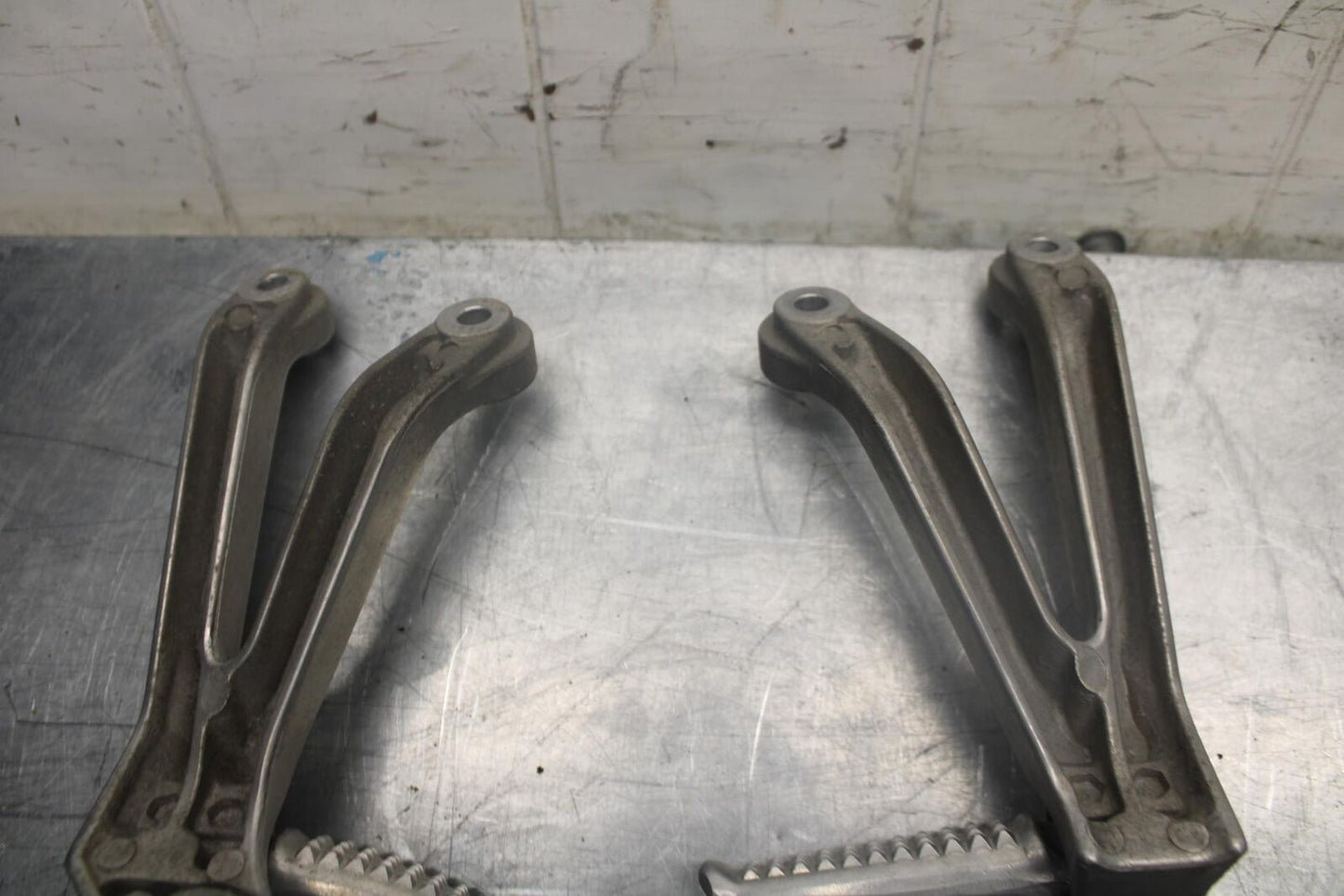 98-99 HONDA CBR900RR REAR BACK PASSENGER PEG SET PAIR BB458