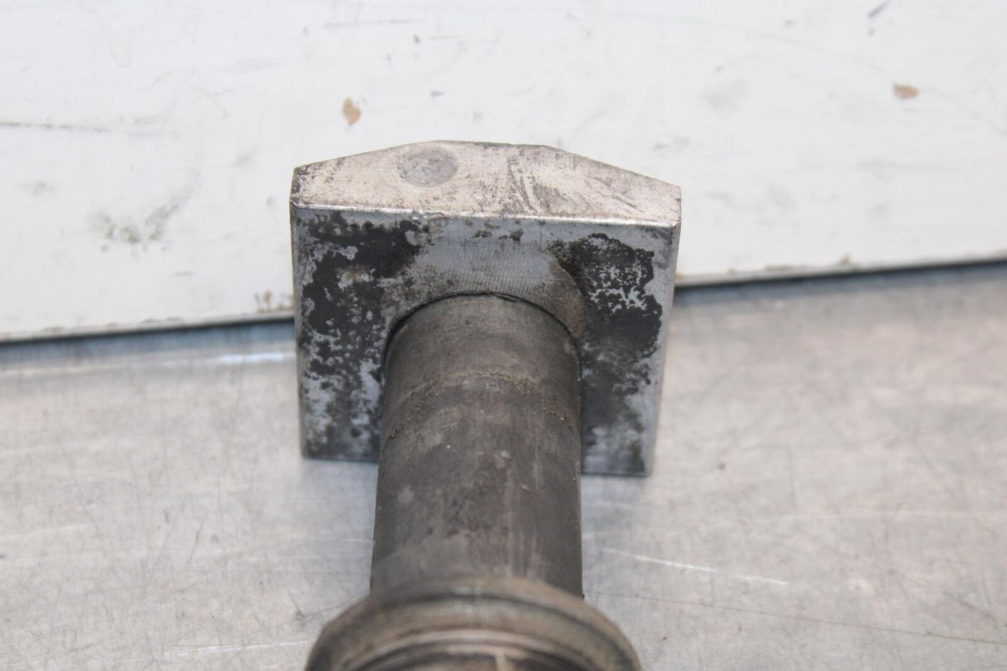 1999 Suzuki GSXR600 REAR AXLE BACK WHEEL RIM PIVOT BOLT AXEL 64711-33E30 BB608