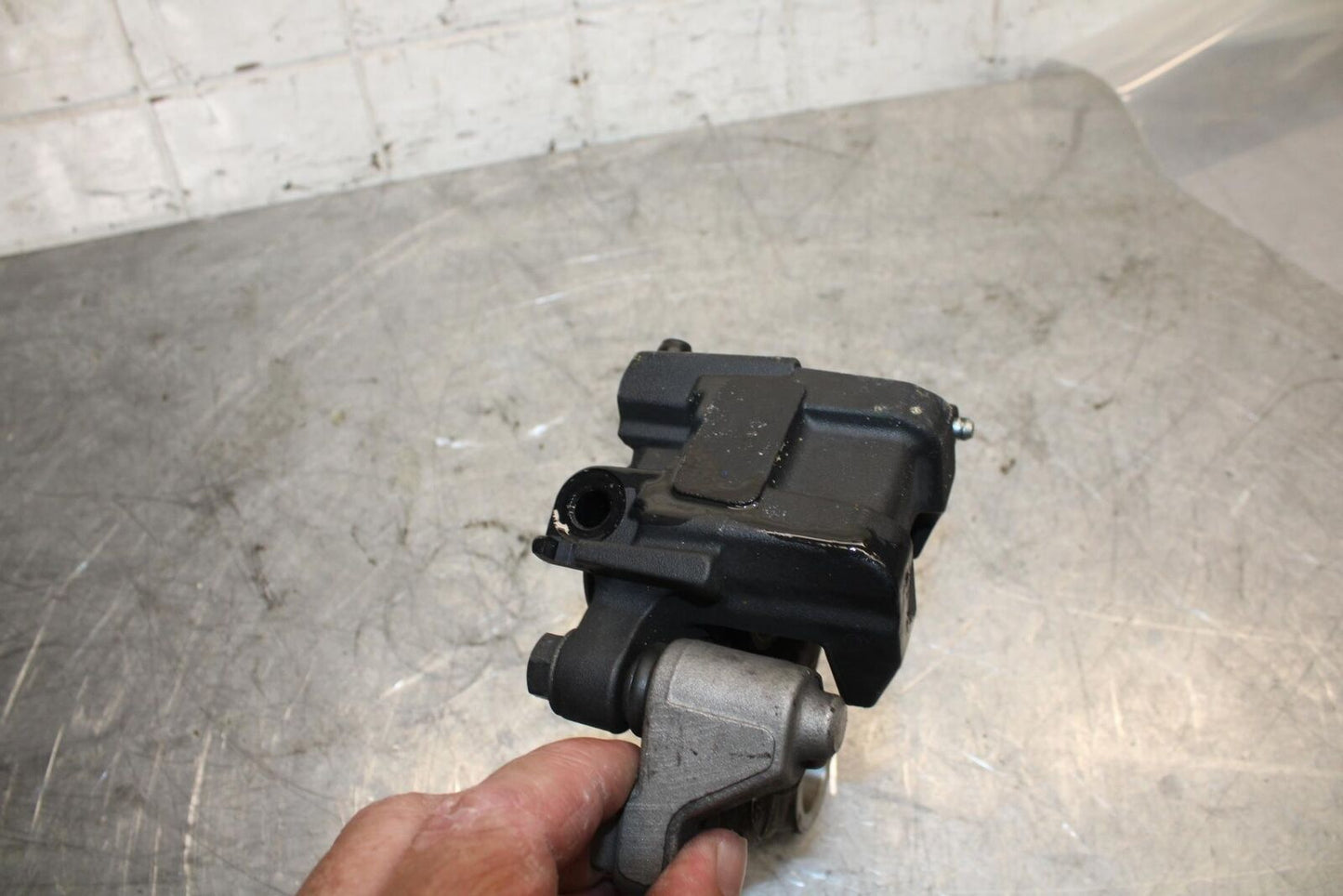 2007 Yamaha YZF R1 REAR BACK BRAKE CALIPER W MOUNT BRACKET 5VY-2580W-12-00 BB523