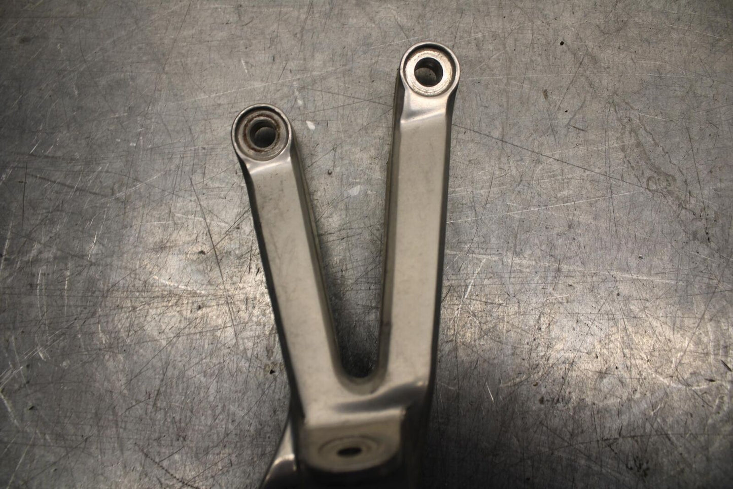 98-99 YAMAHA YZF R1 RIGHT REAR FOOT PEG BRACKET EXHAUST BB74