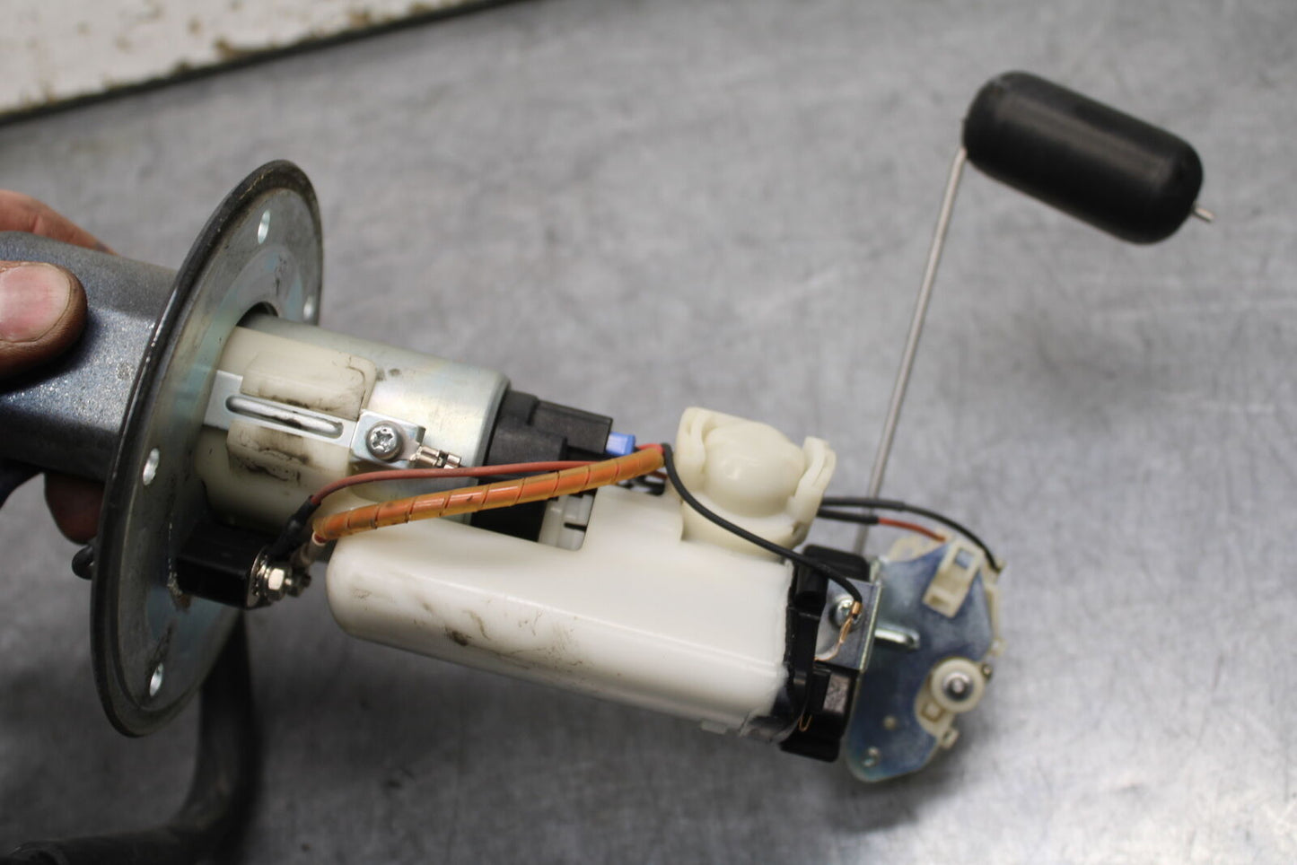 06-07 SUZUKI GSXR 600 FUEL PUMP GAS PETROL SENDER UNIT BB737