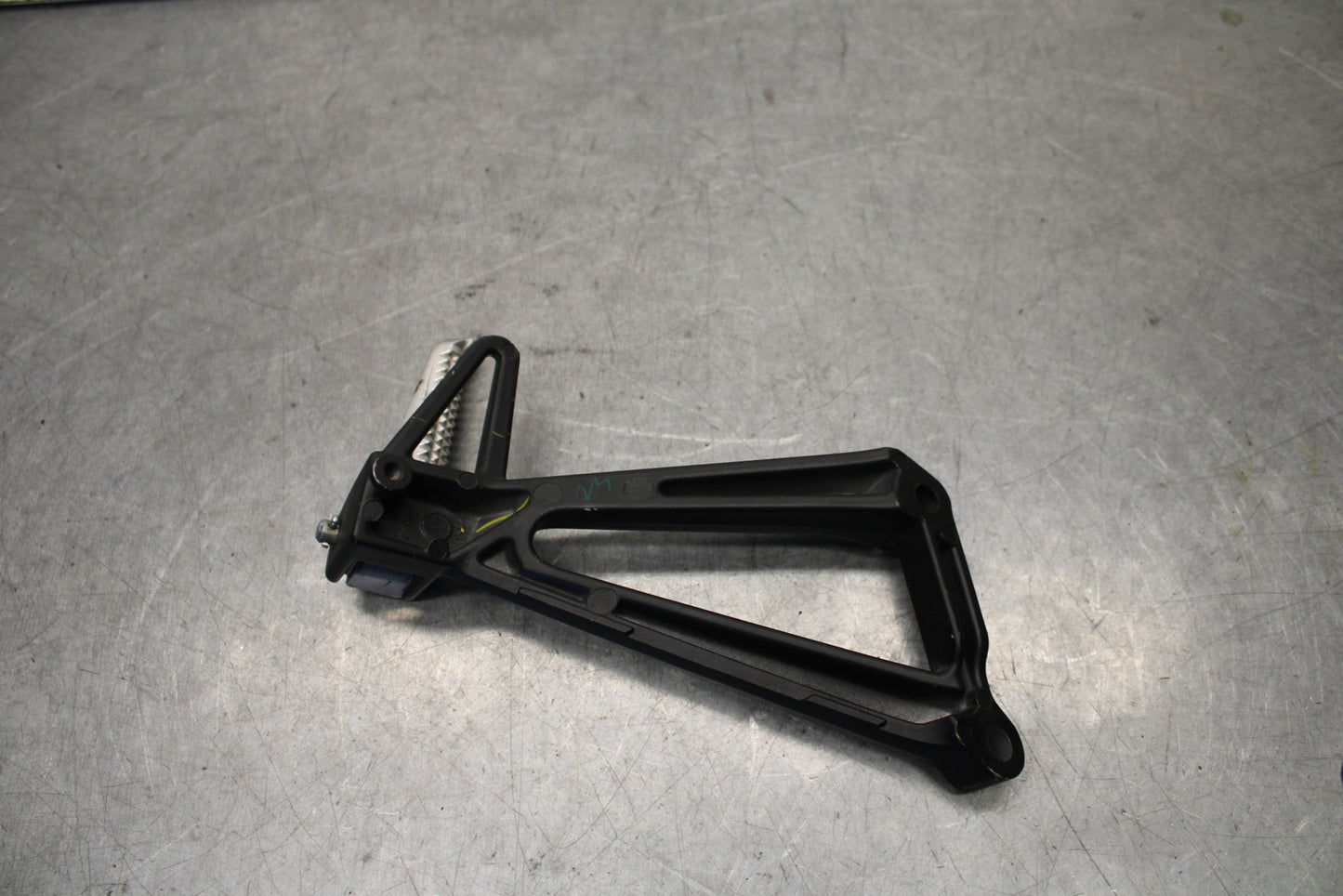 15-17 YAMAHA YZF R3 RIGHT REAR BACK PASSENGER PEG BB651