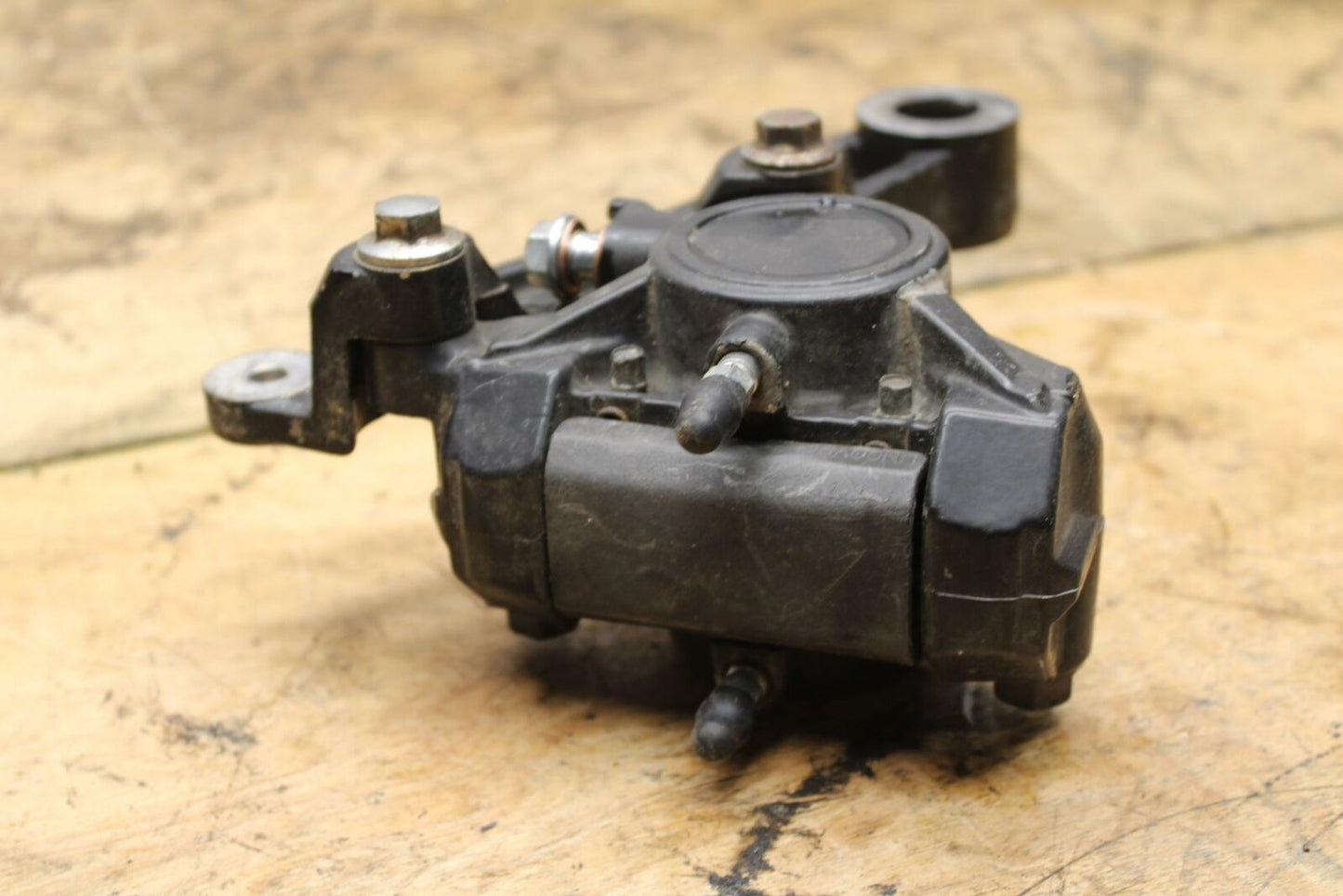 91-93 YAMAHA FZR1000 REAR BACK BRAKE CALIPER W MOUNT BRACKET BB339