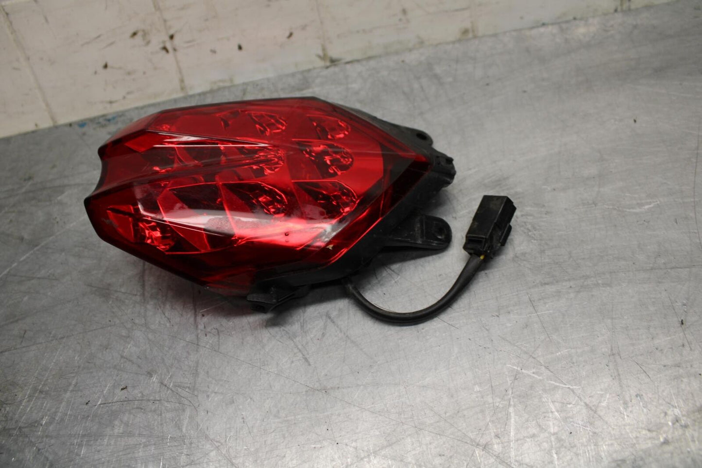 17-21 TRIUMPH STREET TRIPPLE R ABS REAR TAIL TAILLIGHT BACK BRAKE LIGHT bb452