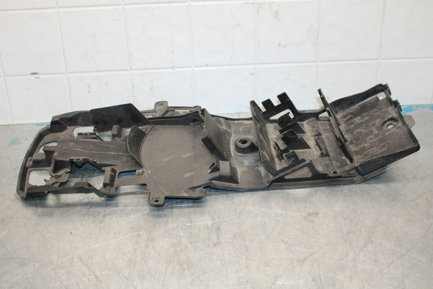 15-21 SUZUKI GSXR600 REAR BACK TAIL UNDERTAIL BATTERY TRAY PLASTIC BB418