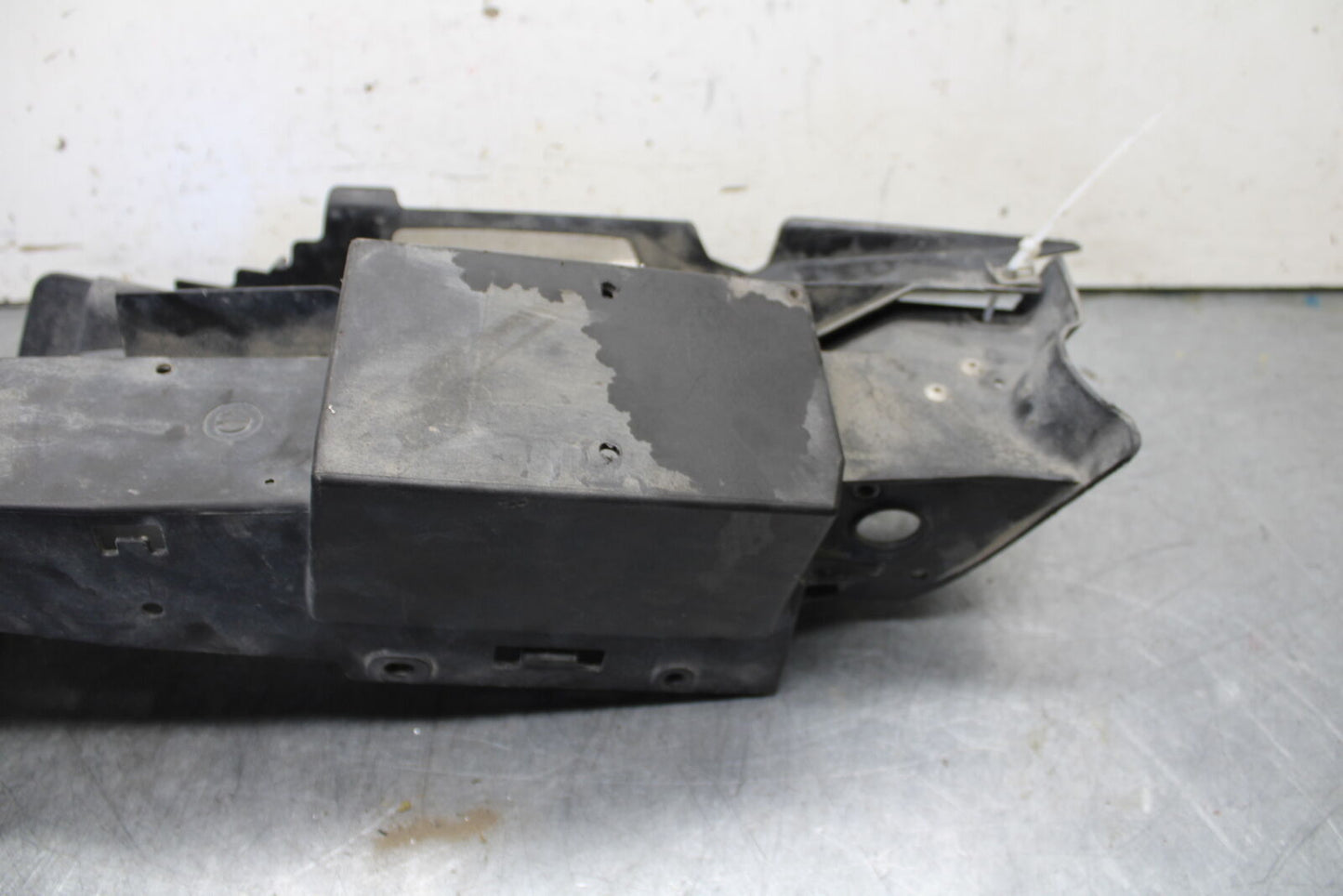 09-11 TRIUMPH DAYTONA 675 REAR BACK TAIL UNDERTAIL BATTERY TRAY PLASTIC BB652