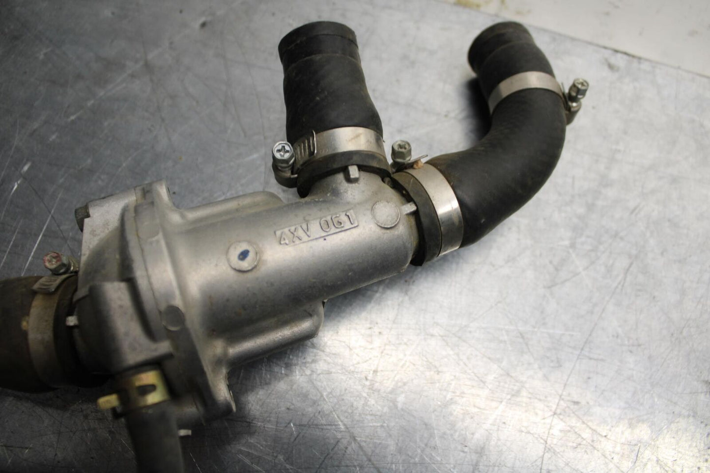 98-99 YAMAHA YZF R1 THERMOSTAT W HOUSING ASSEMBLY 4FM-12410-00-00 BB74