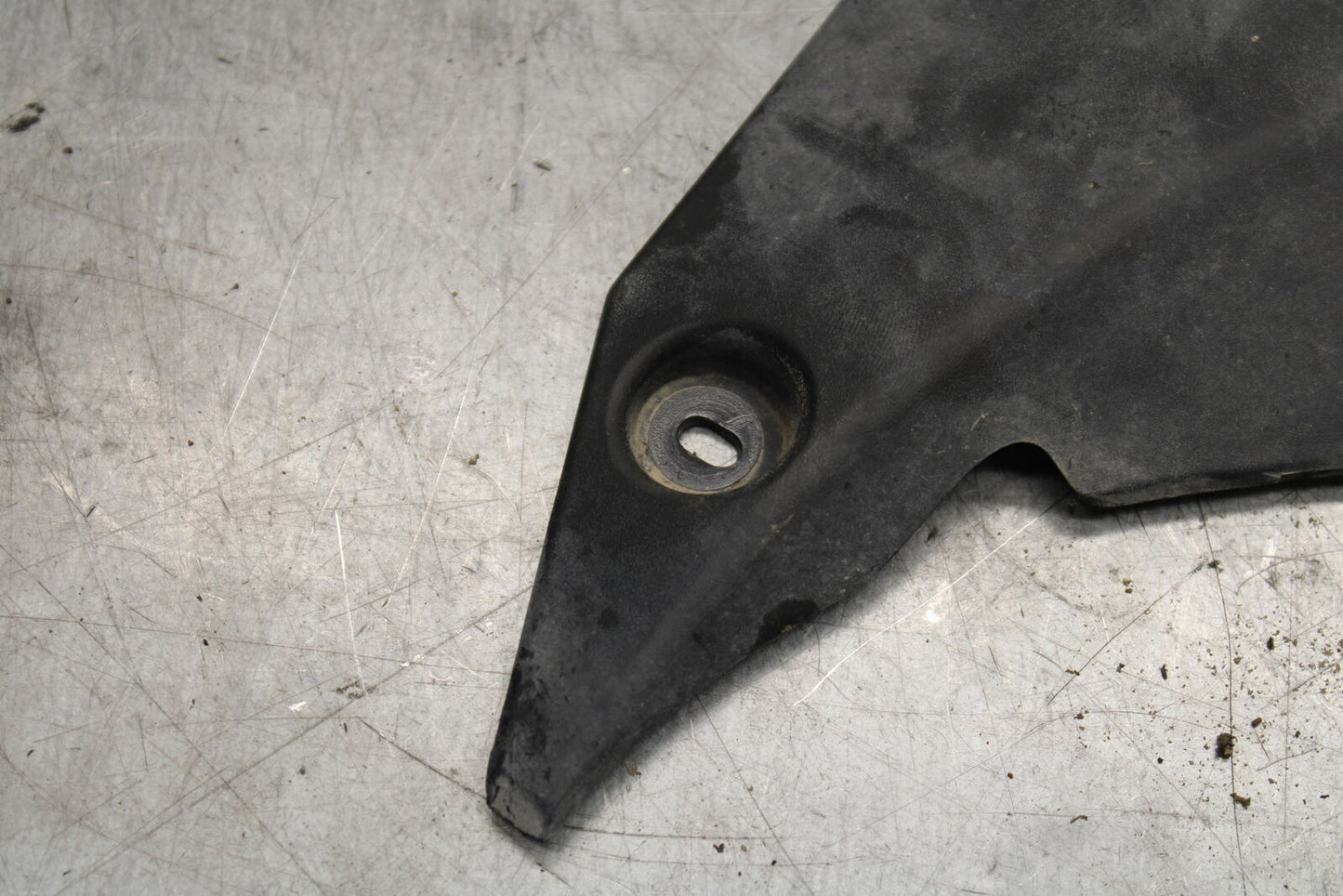 09-11 TRIUMPH DAYTONA 675 REAR BACK WHEEL TIRE HUGGER FENDER BB652