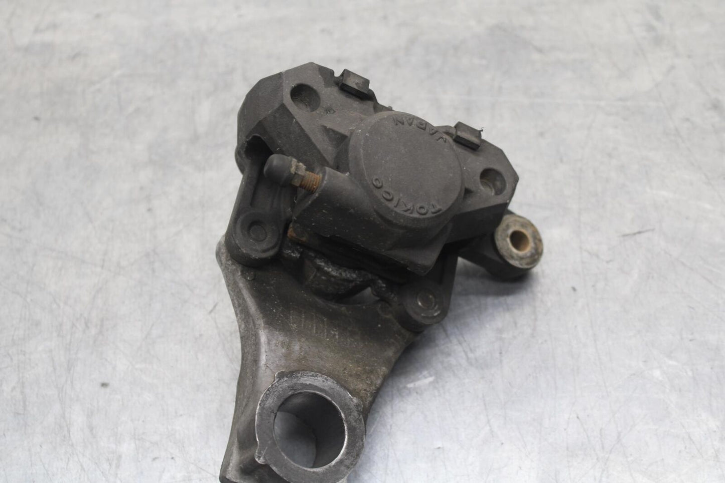 1999 Suzuki GSXR600 REAR BACK BRAKE CALIPER W MOUNT BRACKET BB608