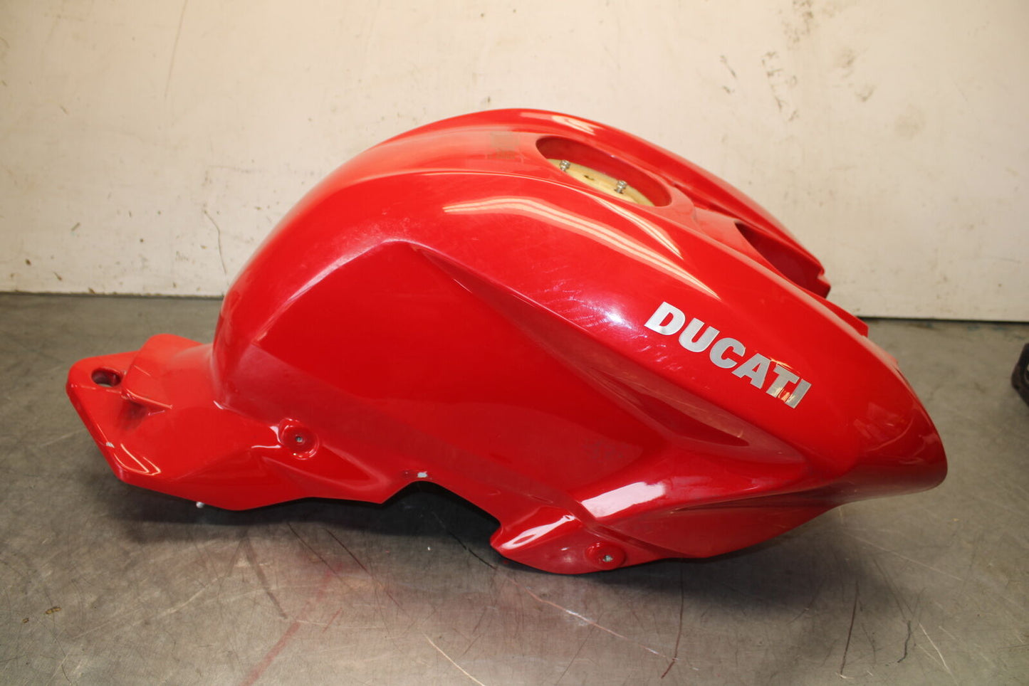 09-11 DUCATI STREETFIGHTER GAS TANK FUEL CELL PETROL RESERVOIR BB705