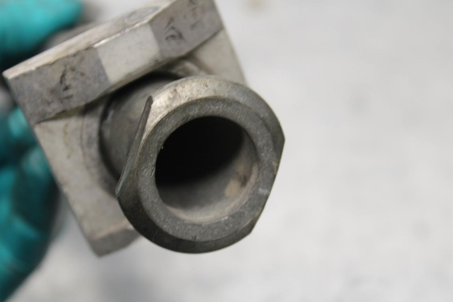 1999 Suzuki GSXR600 REAR AXLE BACK WHEEL RIM PIVOT BOLT AXEL BB580
