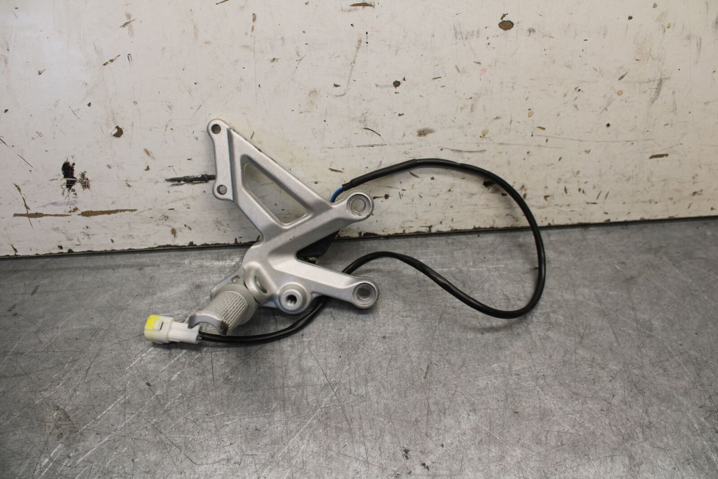 21-24 APRILIA RSV4 RIGHT REARSET REAR SET DRIVER FOOT PEG REST STOP BB668