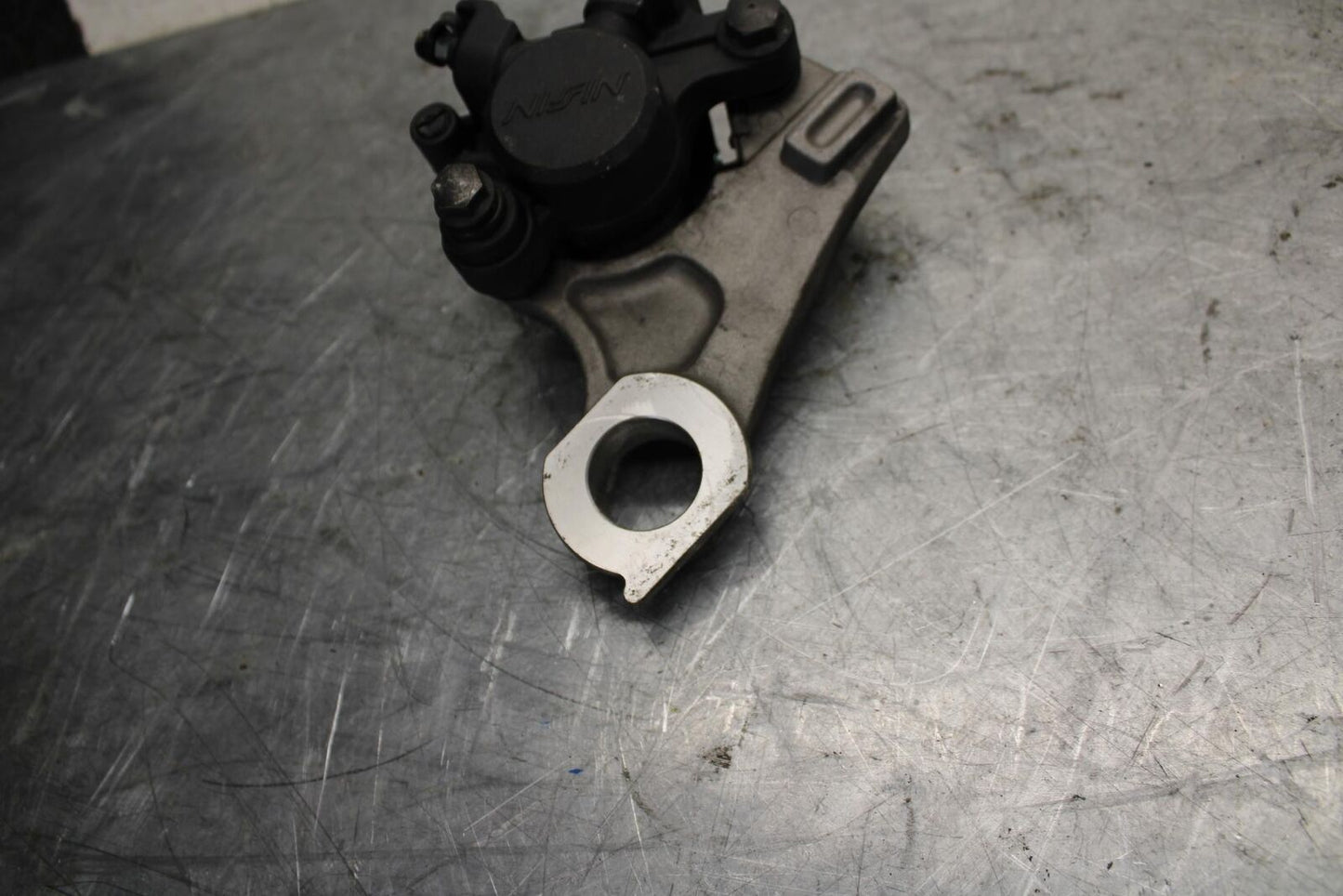 2007 Yamaha YZF R1 REAR BACK BRAKE CALIPER W MOUNT BRACKET 5VY-2580W-12-00 BB523