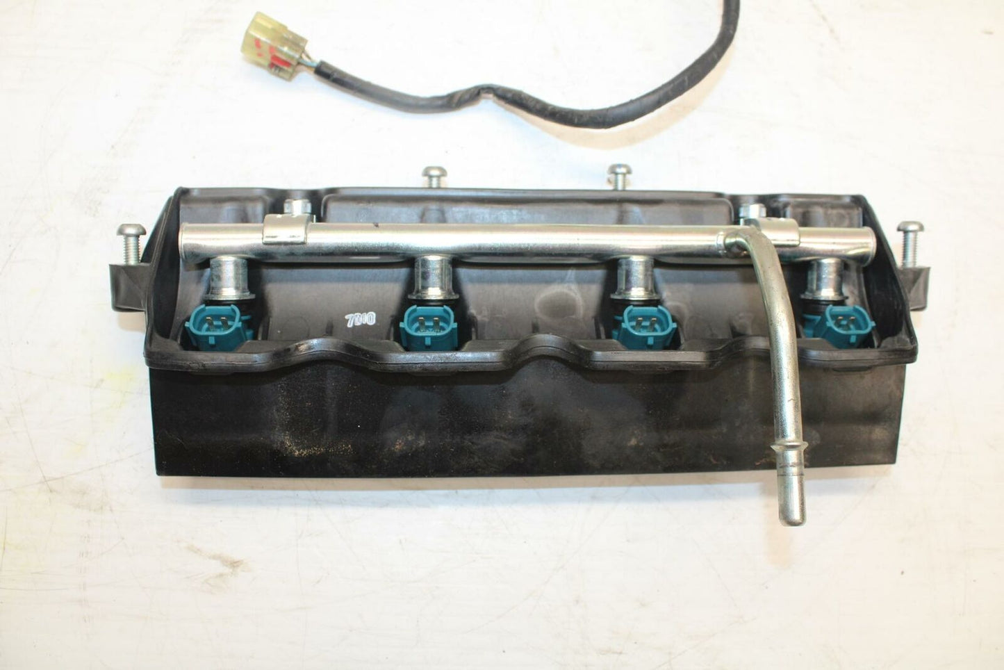 07 YAMAHA YZF R6 2c0 SECONDARY FUEL INJECTORS TOP AIRBOX GAS RAIL BB284