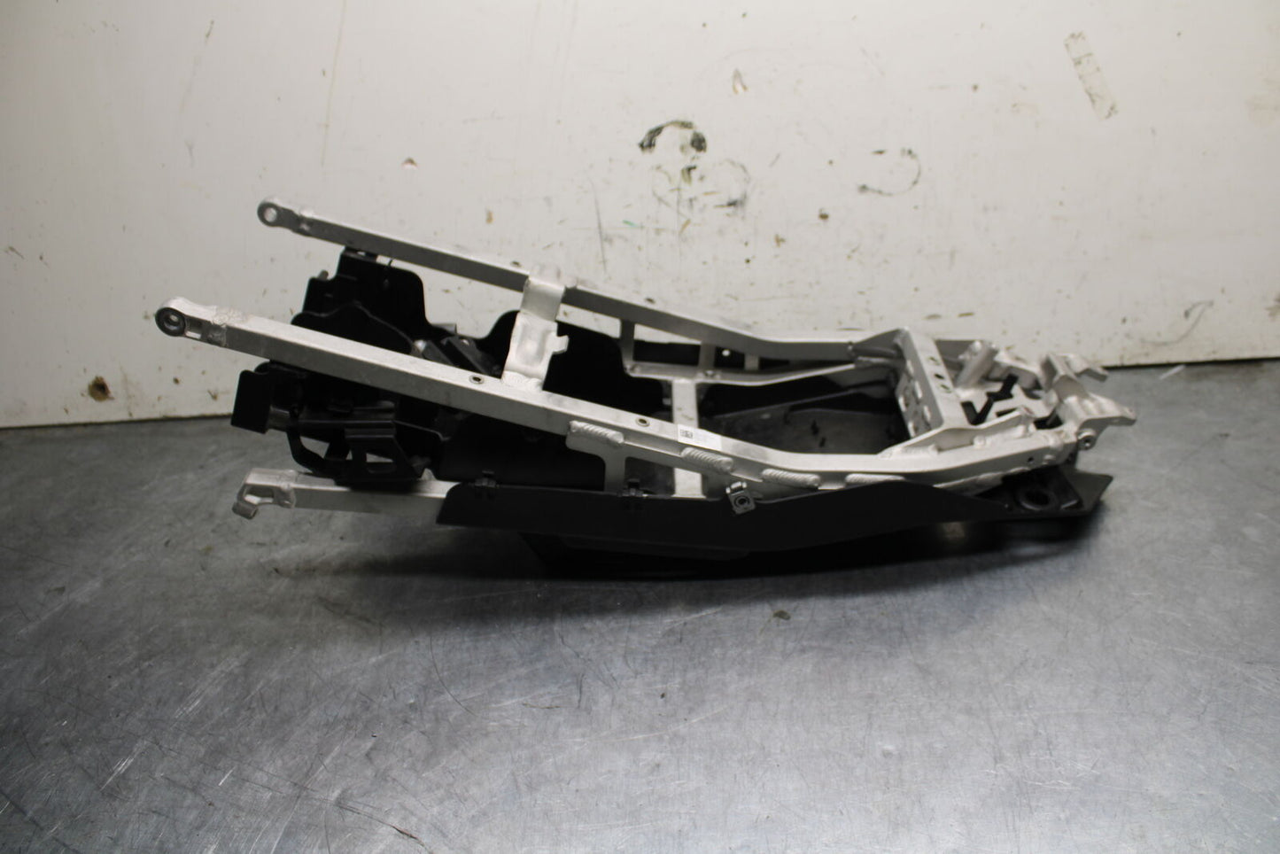21-24 APRILIA TUONO 660 FACTORY REAR SUBFRAME BACK SUB FRAME BB733