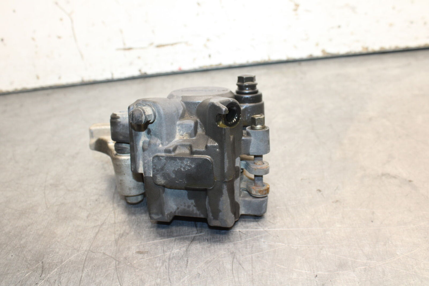 05-06 HONDA CBR600RR REAR BACK BRAKE CALIPER W MOUNT BRACKET BB739