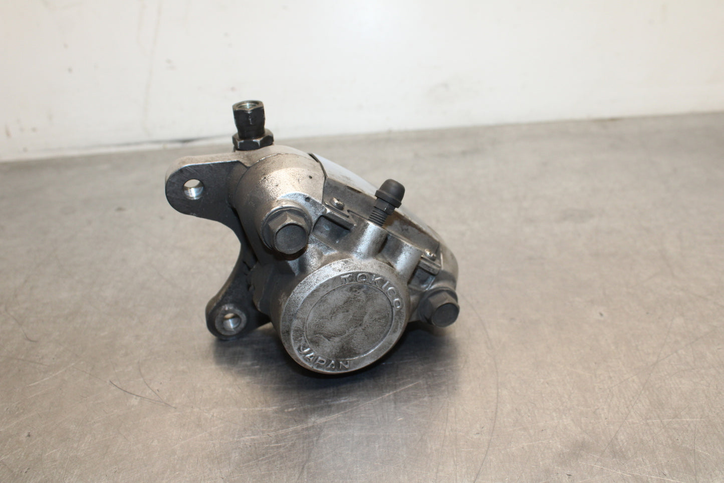 00 SUZUKI INTRUDER 1500 VL1500 RIGHT FRONT BRAKE CALIPER BB761