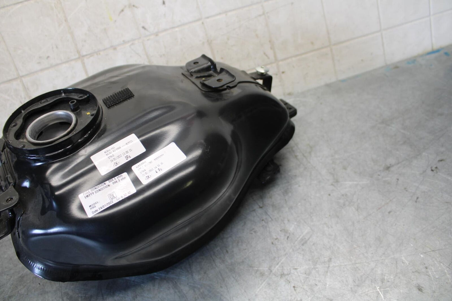 22-23 HUSQVARNA SVARTPILEN 401 GAS TANK FUEL CELL PETROL RESERVOIR BB541