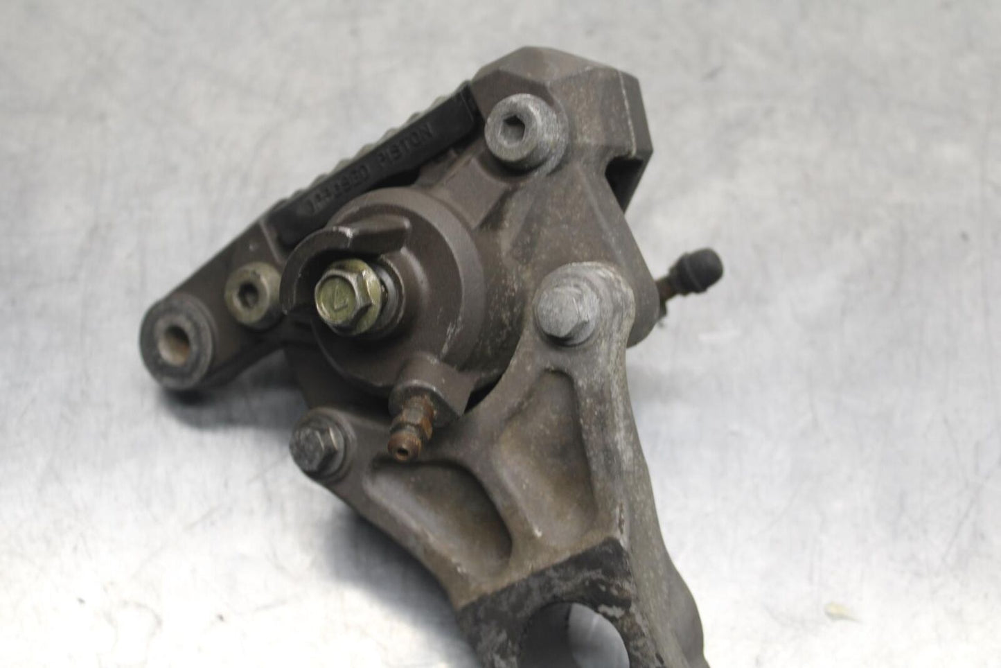 1999 Suzuki GSXR600 REAR BACK BRAKE CALIPER W MOUNT BRACKET BB608