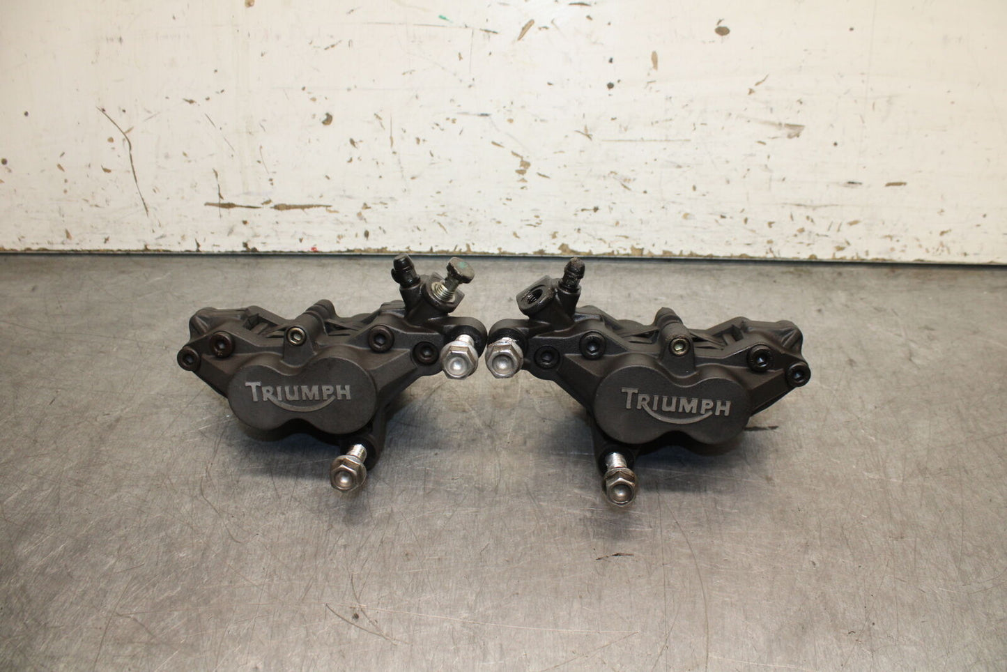 03-04 TRIUMPH DAYTONA 600 RIGHT LEFT FRONT BRAKE CALIPER SET PAIR CALIPERS BB745