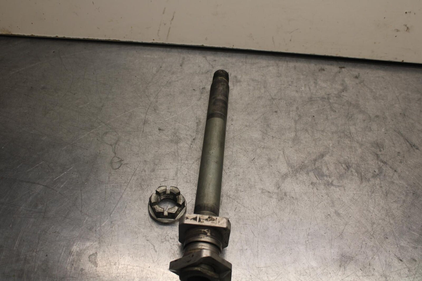 04-05 SUZUKI GSXR750 REAR AXLE BACK WHEEL RIM PIVOT BOLT AXEL 64711-33E10 BB81