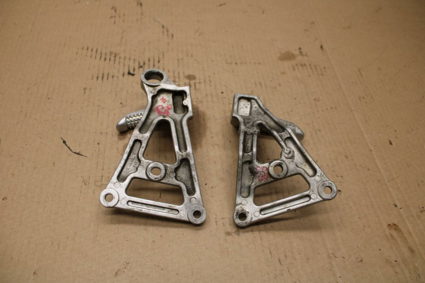93-96 SUZUKI GSXR750W REAR BACK PASSENGER PEG SET PAIR BB266c