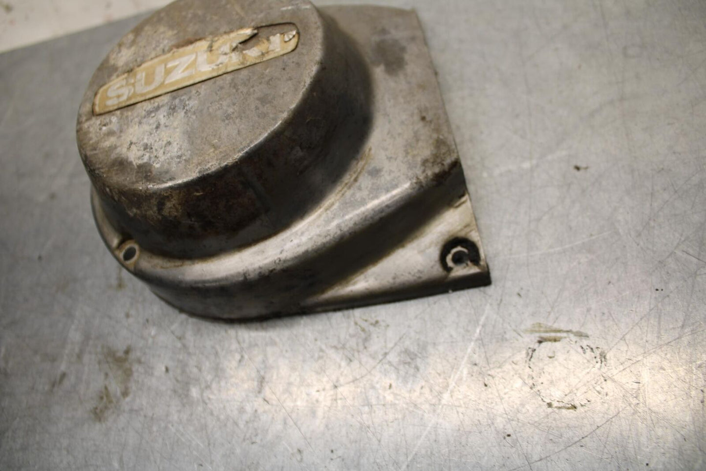 75 SUZUKI GT 550 STATOR MAGNETO ALTERNATOR GENERATOR COVER BB72