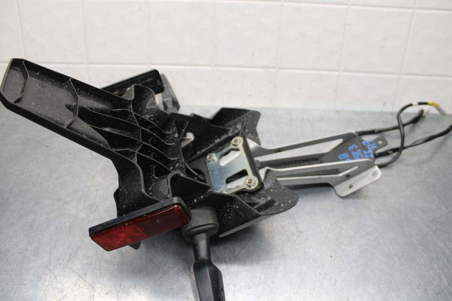22-23 YAMAHA YZF R7 REAR BACK TAIL LIGHT MOUNT BRACKET BB583