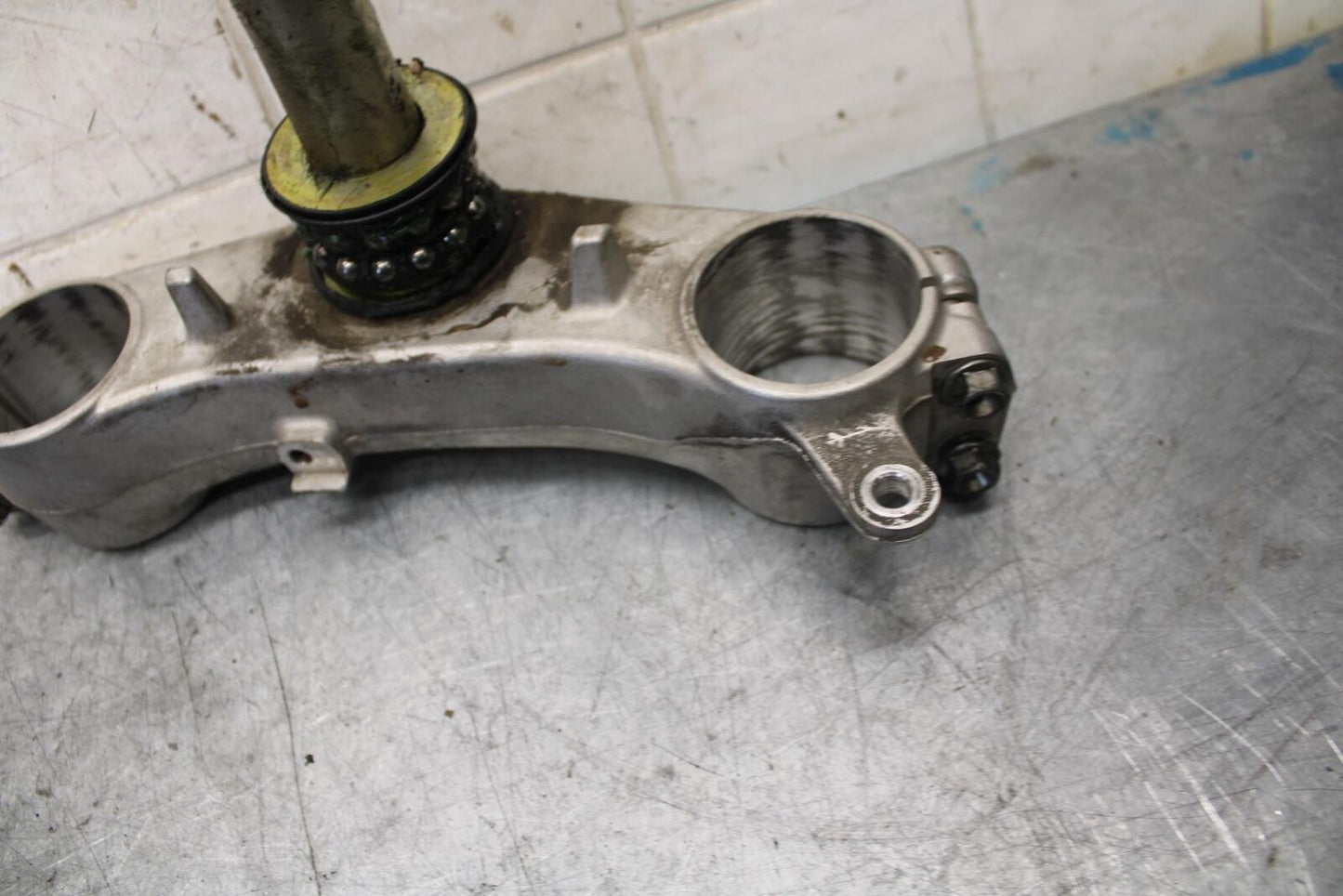 2007 Suzuki GSXR600 FRONT FORKS CLAMP LOWER TRIPLE TREE STEM 51410-01H10 BB540