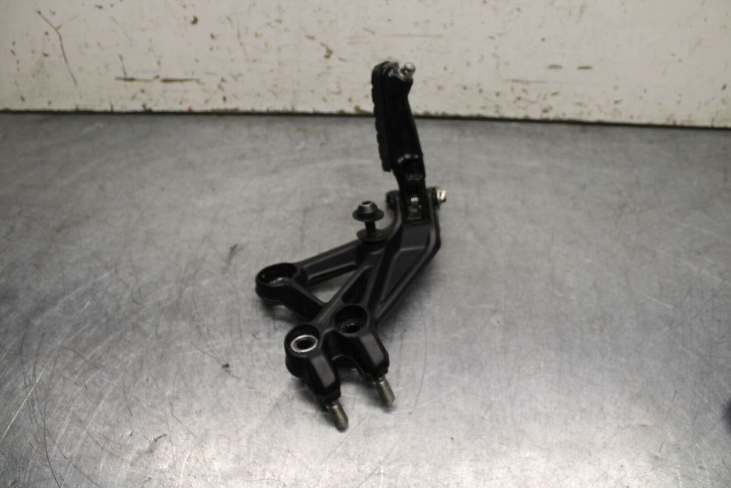 17-24 KTM 390 DUKE LEFT REARSET REAR SET DRIVER FOOT PEG REST STOP BB734
