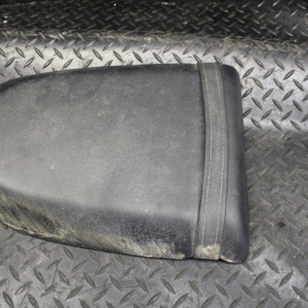 02 SUZUKI GSXR1000 REAR BACK PASSENGER TANDEM SEAT PAD SADDLE PILLION bb171