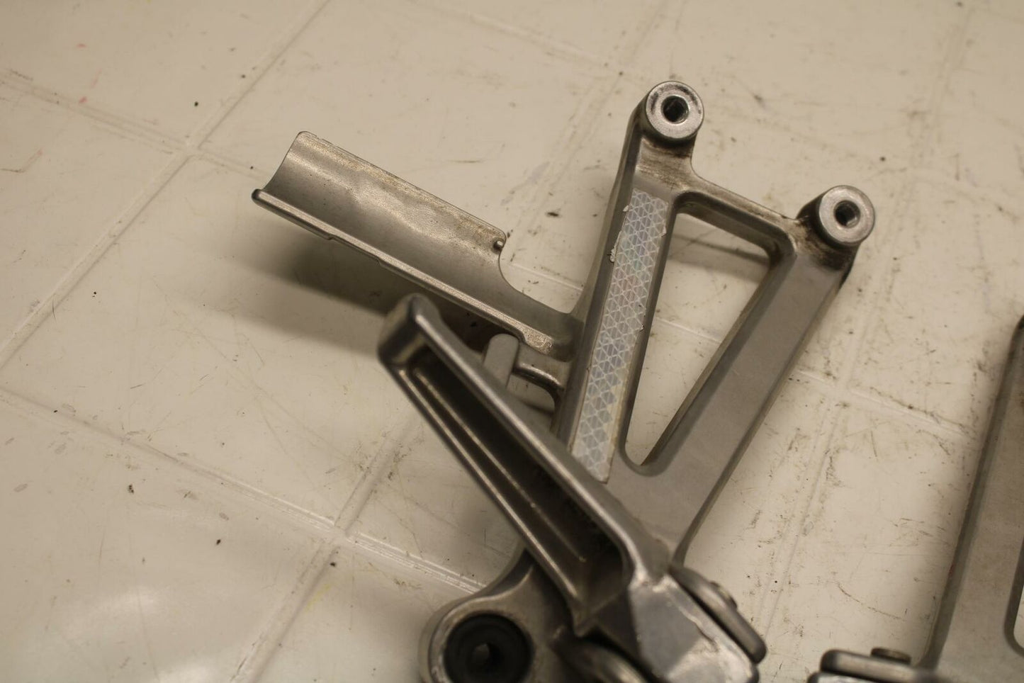 95-98 HONDA CBR600F3 REAR BACK PASSENGER PEG SET PAIR BB18