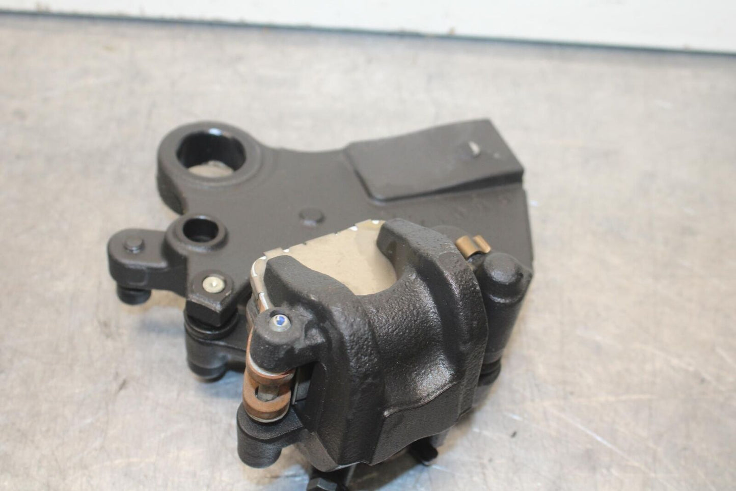 23 KAWASAKI NINJA ZX6R 636 REAR BACK BRAKE CALIPER W MOUNT BRACKET BB609
