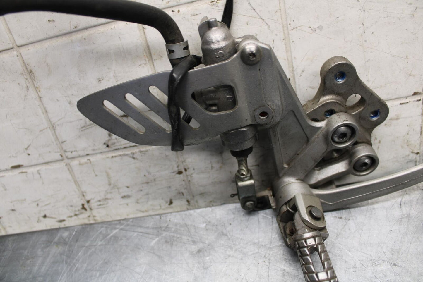 2008 Suzuki GSXR1000 RIGHT REARSET REAR SET DRIVER FOOT PEG REST STOP BB519