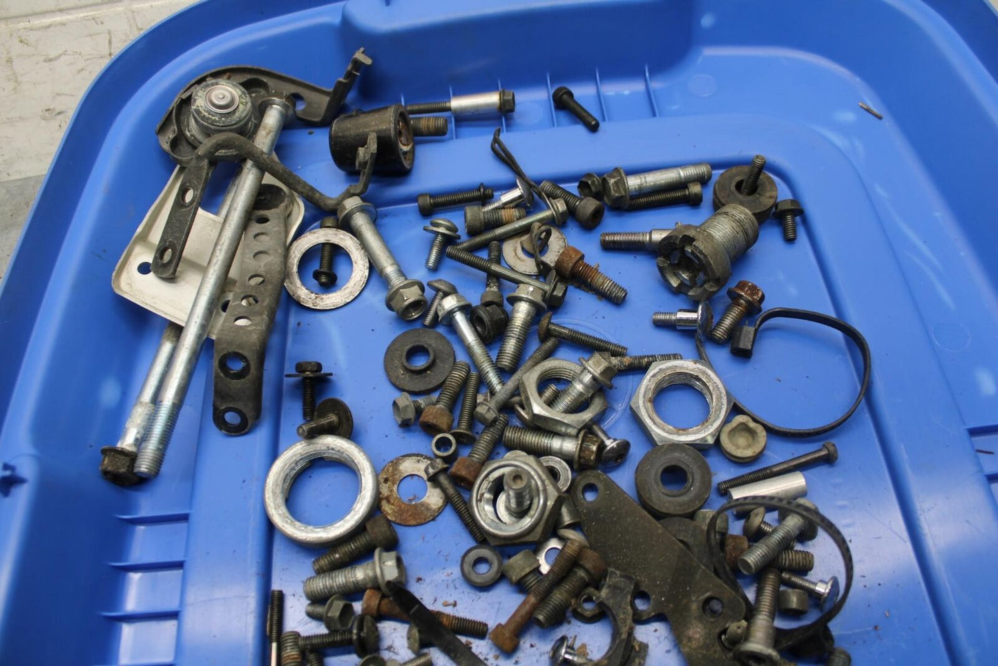 1997 Suzuki GSXR750 LEFT OVER MOUNTING BOLTS HARDWARE MOTOR SCREWS BB39