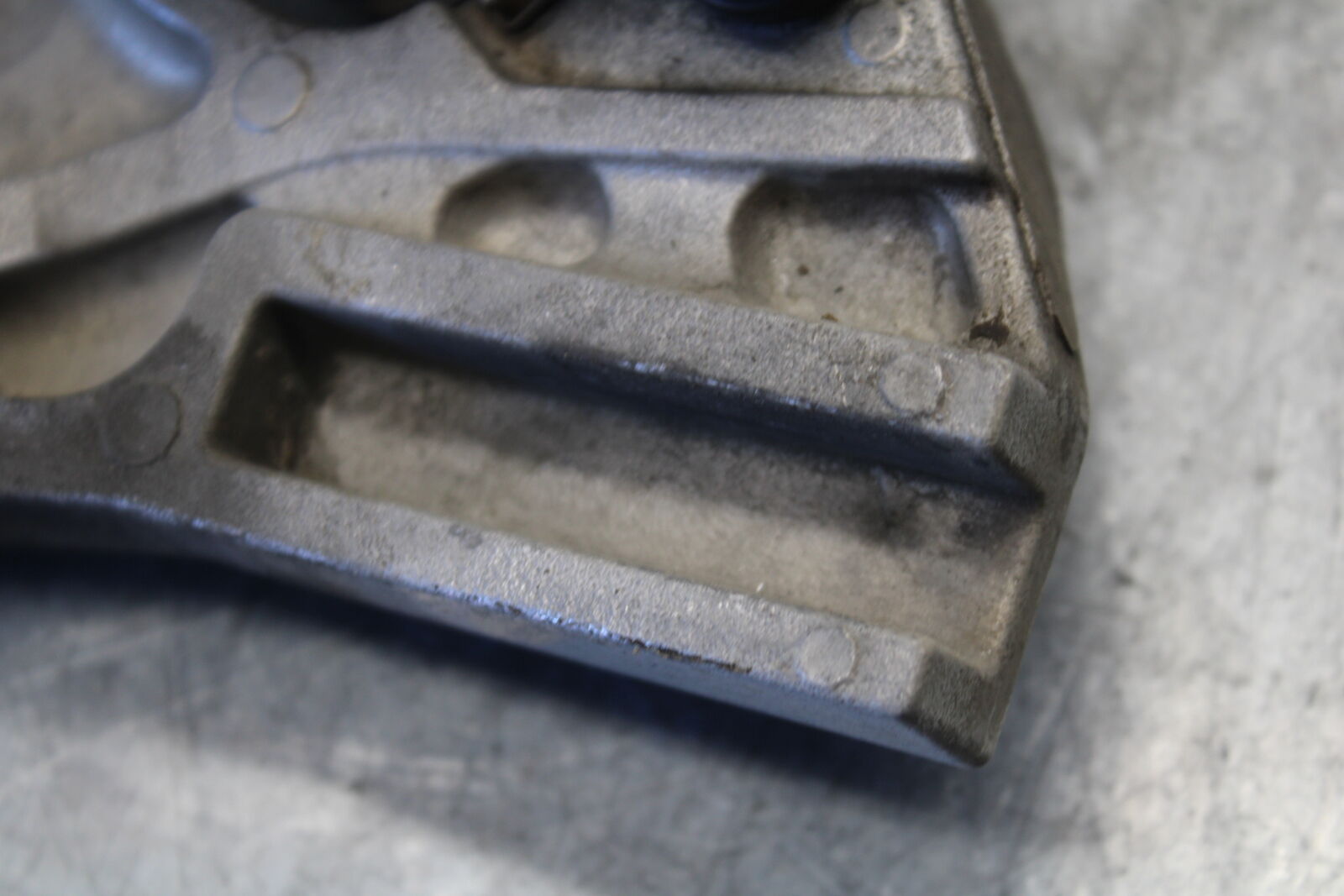 03-07 SUZUKI SV1000S REAR BACK BRAKE CALIPER W MOUNT BRACKET BB657