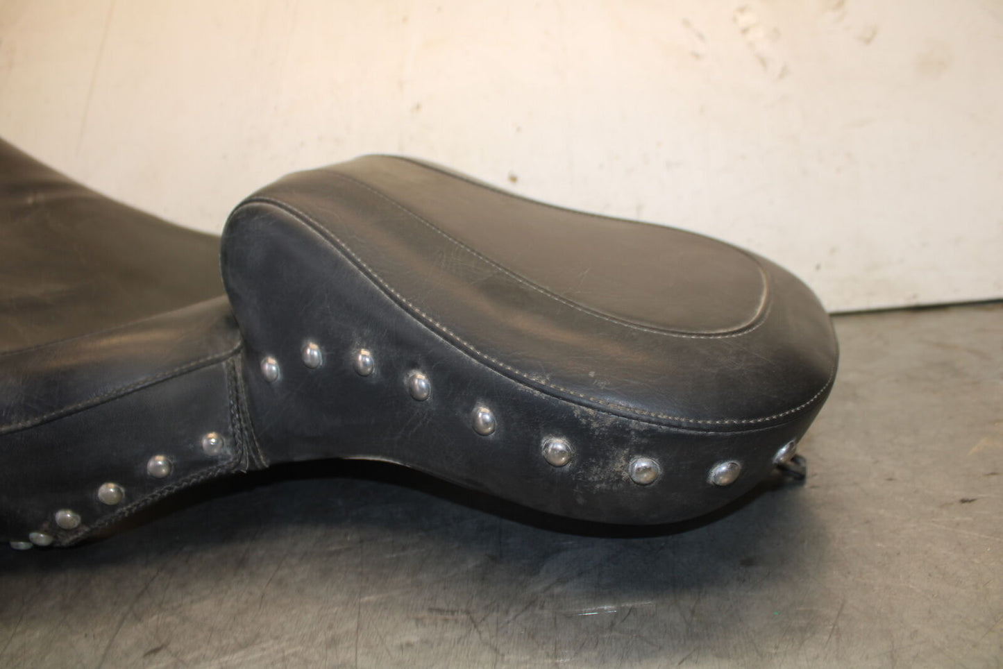 87-03 SUZUKI INTRUDER 1400 VS1400GLP FRONT DRIVERS SEAT BB702