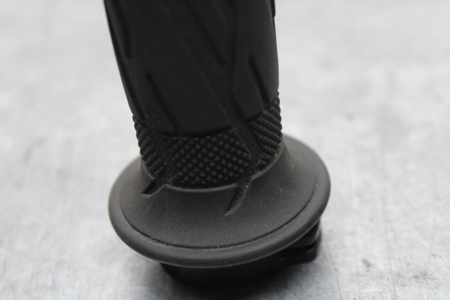 20 SUZUKI GSXR 1000 RIGHT THROTTLE GRIP BB597
