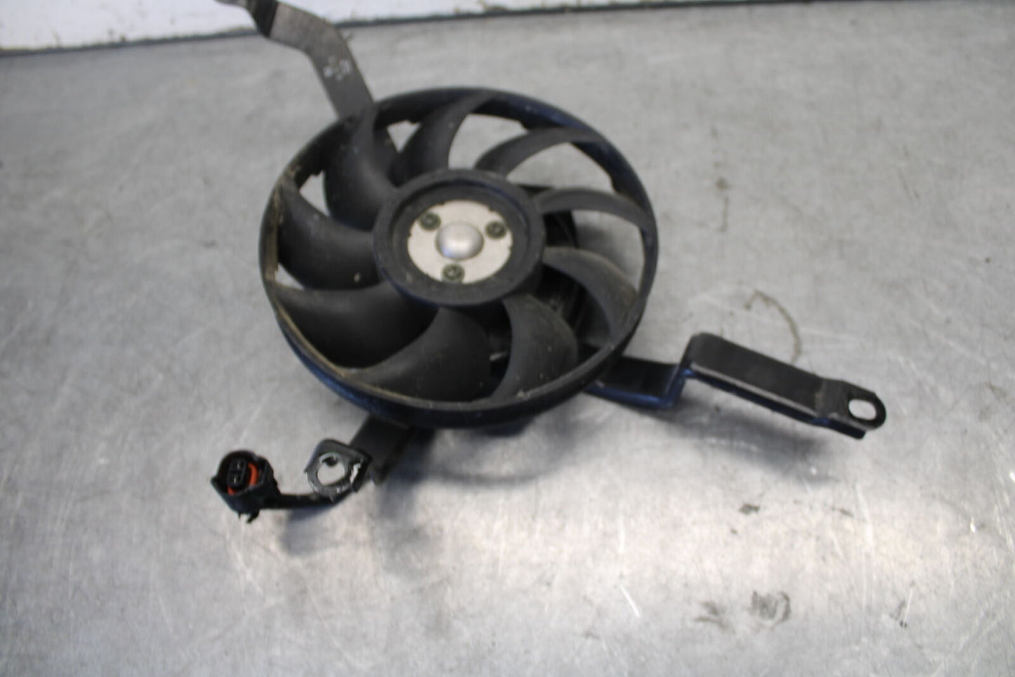 04 SUZUKI GSXR600 ENGINE RADIATOR COOLING FAN 17800-29G00 BB676
