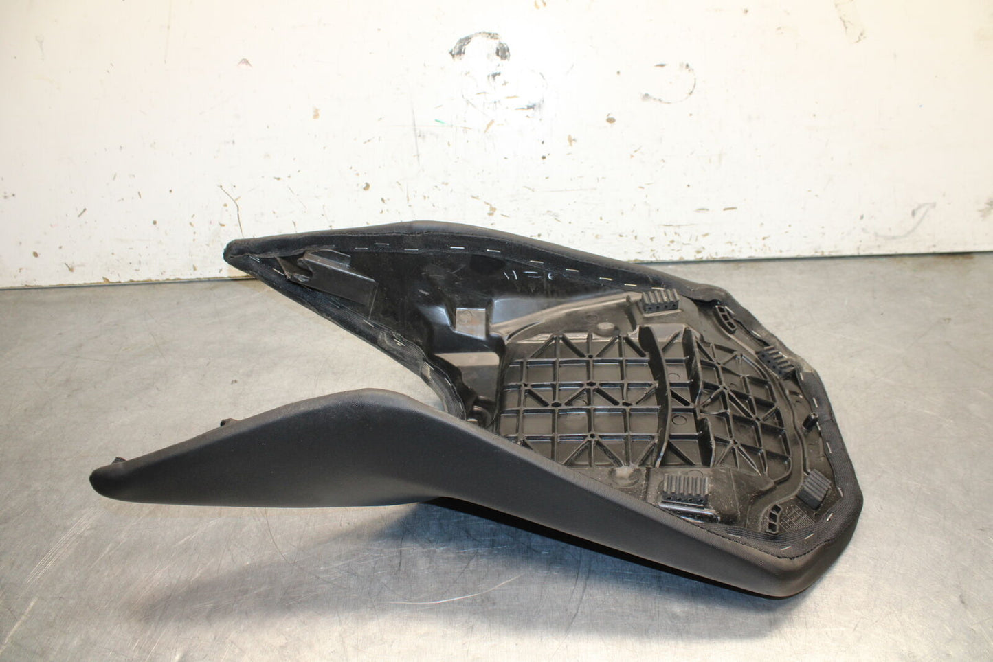 17-24 KTM 390 DUKE FRONT DRIVERS SEAT PAD SADDLE PILLION BB734
