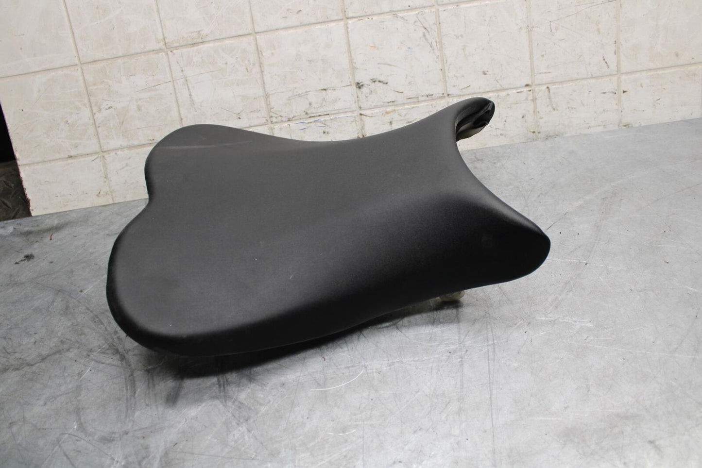 2007 Suzuki GSXR750 FRONT DRIVERS SEAT PAD SADDLE PILLION 45100-01H00-6BY BB546