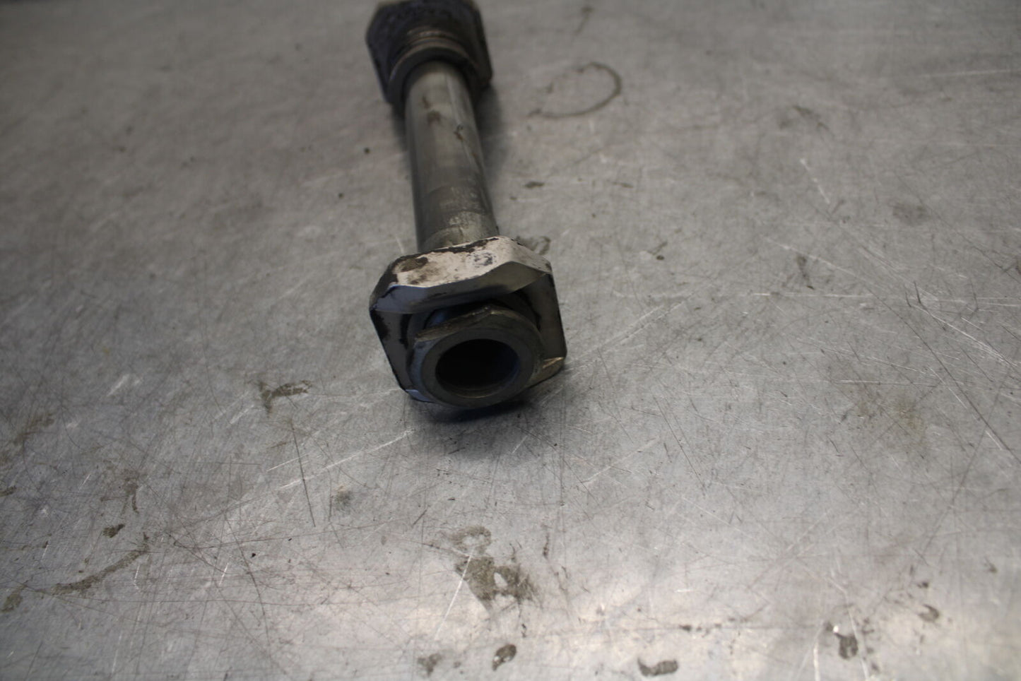 04 SUZUKI GSXR600 REAR AXLE BACK WHEEL RIM PIVOT BOLT AXEL 64711-33E10 BB676