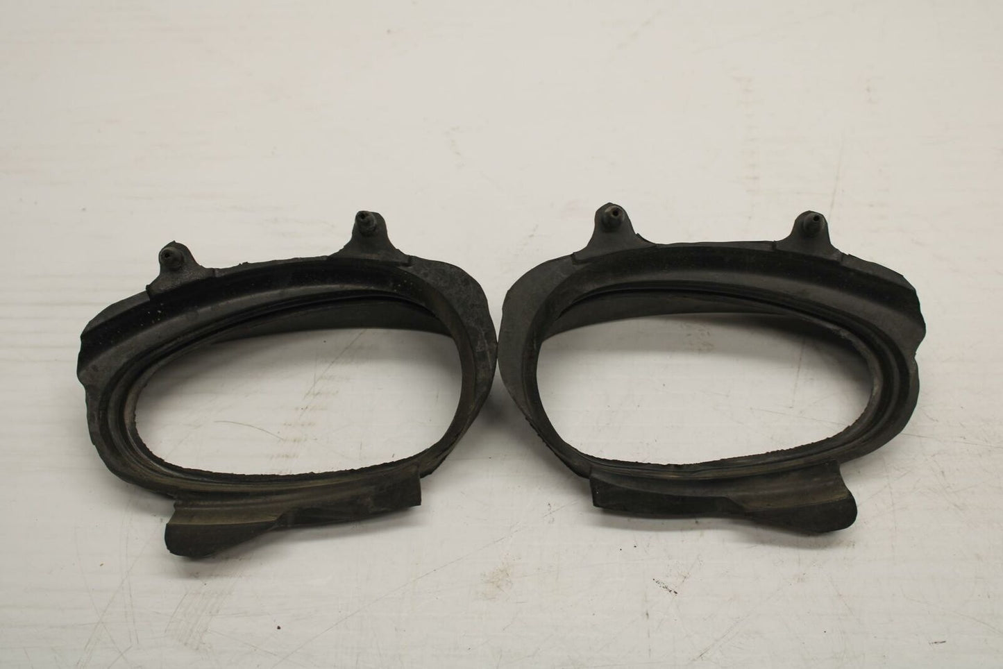 06 YAMAHA YZF R1 LEFT AIR INTAKE GRILL GROMMET RUBBERS BB282