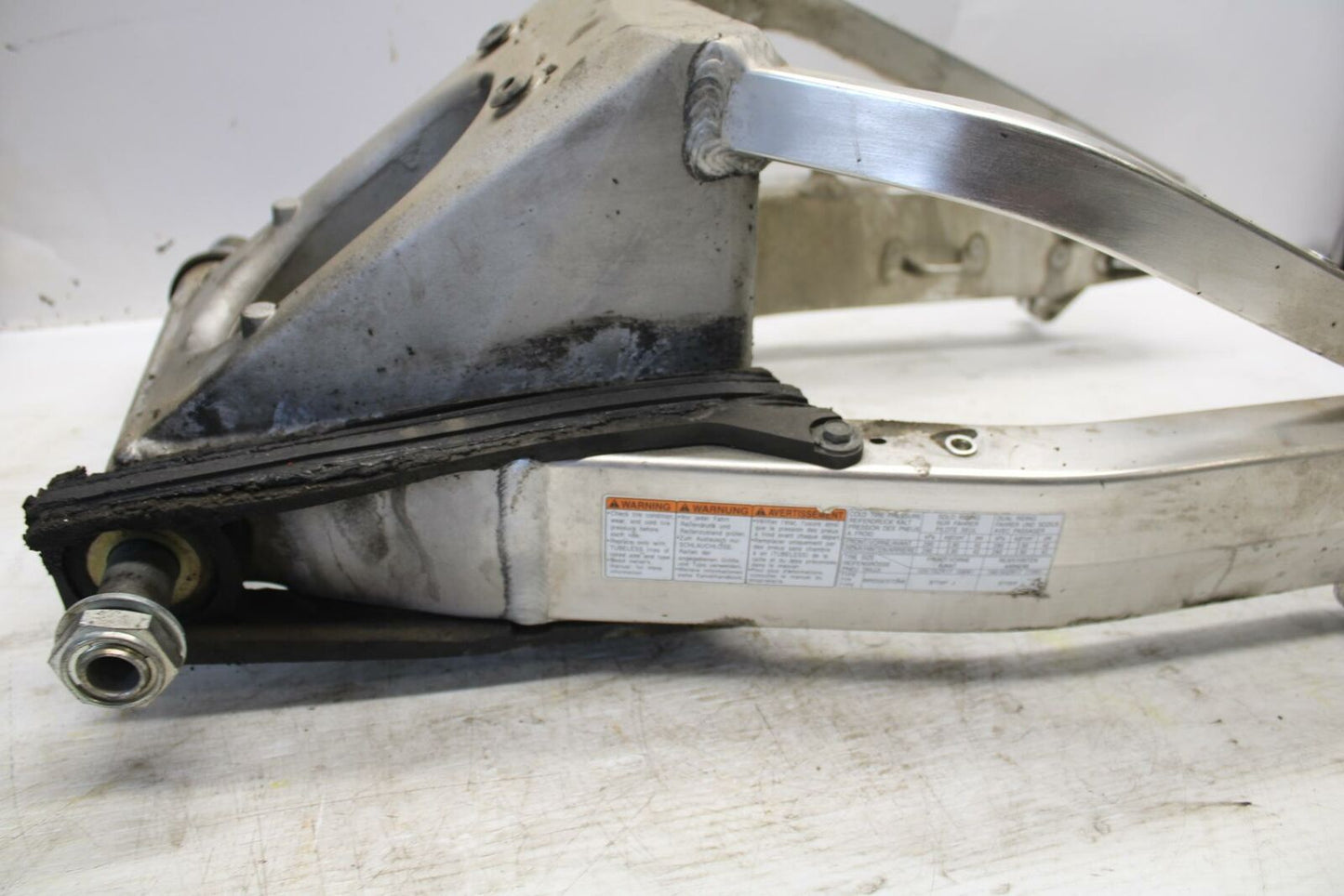 00-07 SUZUKI HAYABUSA REAR SWINGARM BACK SUSPENSION SWING ARM 61000-24F20 BB281